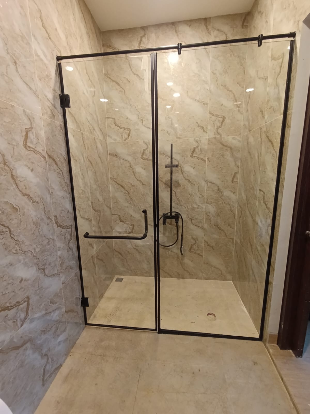 Partisi Shower Box Kaca Tempered Frame Kusen Aluminium Hitam